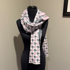 B19 Ann Taylor Houndstooth Frayed Pink and Gray Scarf Preppy Outdoor Casual